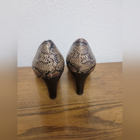 #7 Anne Klein iFlex Gold Snake Skin Round Toed Pump 8.5M - Picture 6 of 11